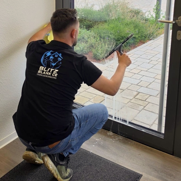 Reinigung der Fenster in einem Behandlungsraum